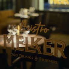 Fönsterruta där det står Bistro Melker, food, drinks & friends.