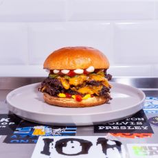 En hamburgare från Bored Kitchen på en tallrik.