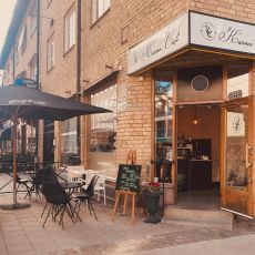 Uteservering och entré till Karma Café.