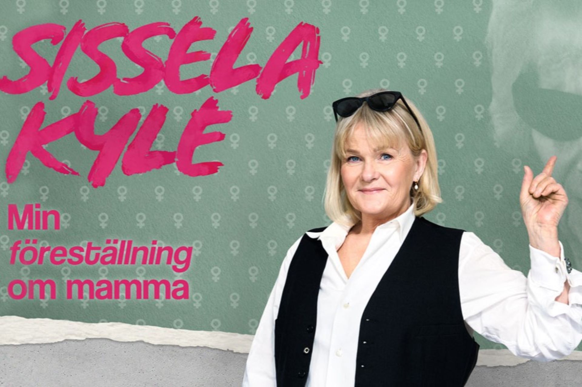 Pressbild för Sissela Kyles show där hon pekar uppåt på en bild av hennes mamma.