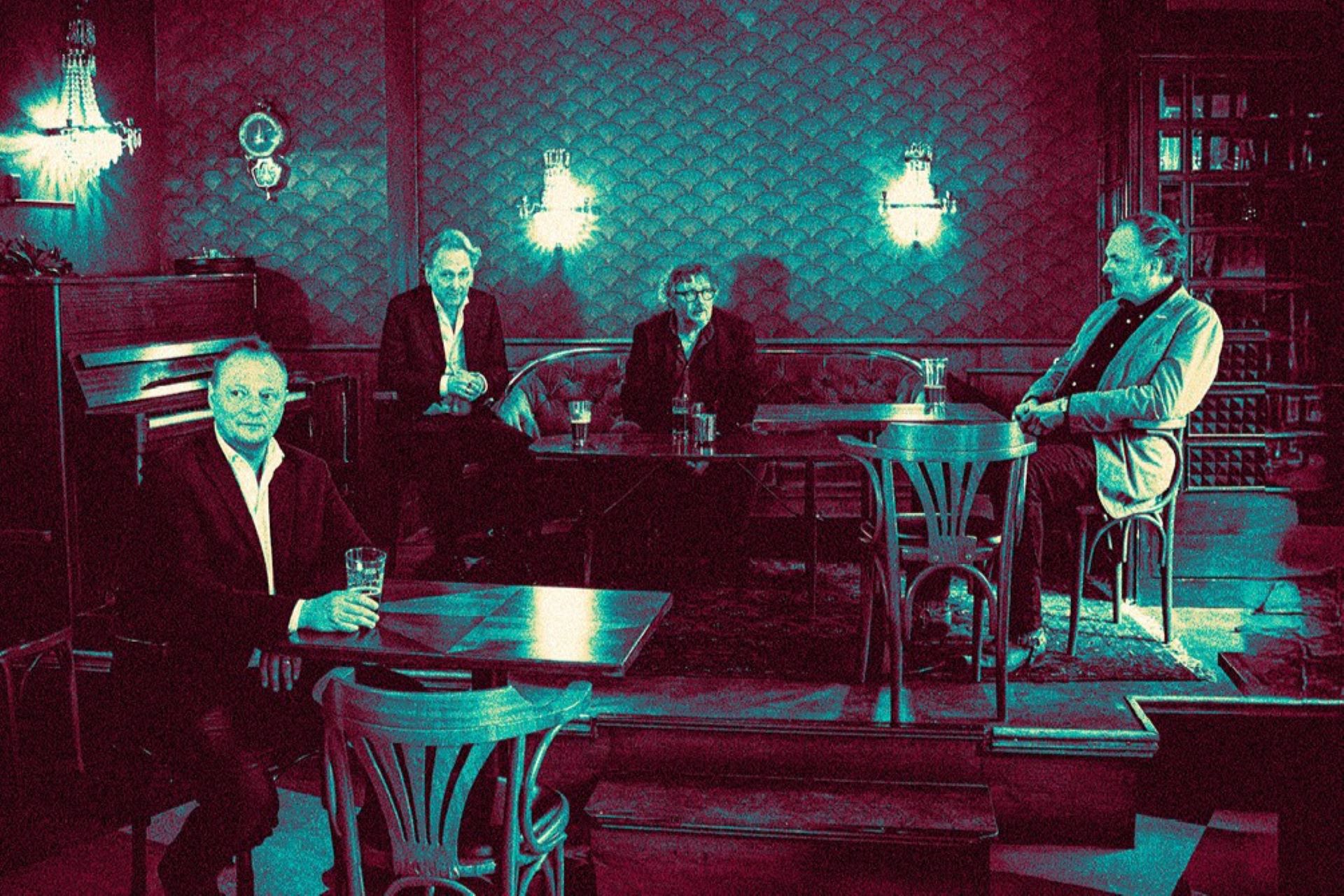 Bandmedlemmarna i Weeping Willows sitter utspridda i en restaurang.