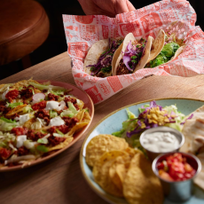 Flera tallrikar med olika sorters tacos.