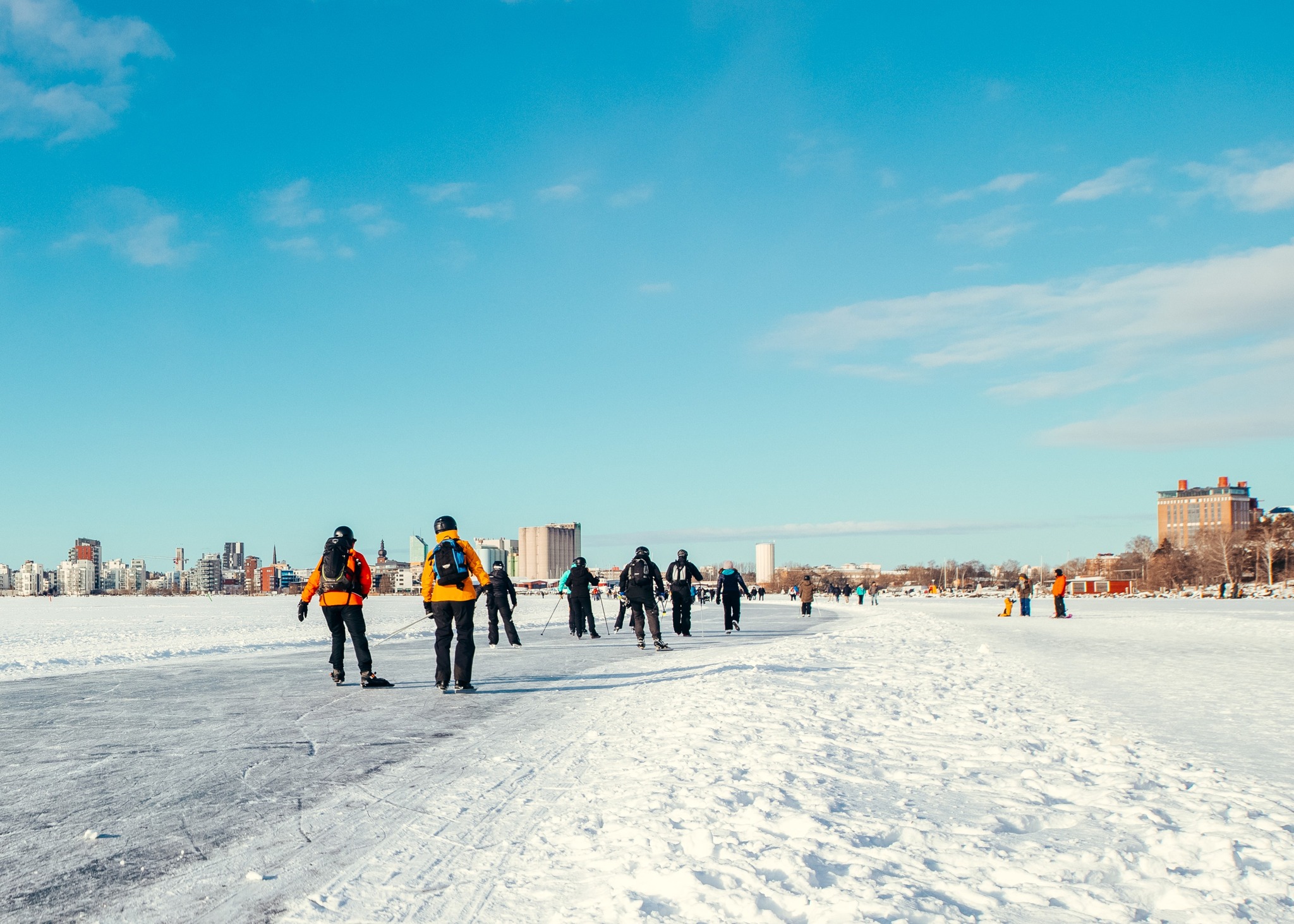 Personer som går på isen utanför Västerås