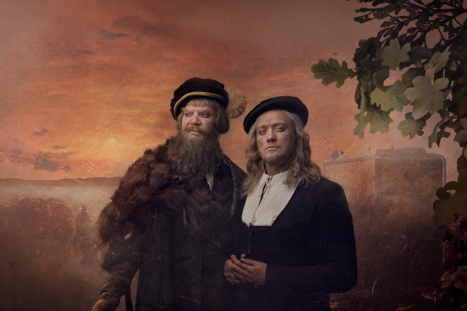 Pressbild för teaterföreställningen 1527. Två män i medeltida kläder.