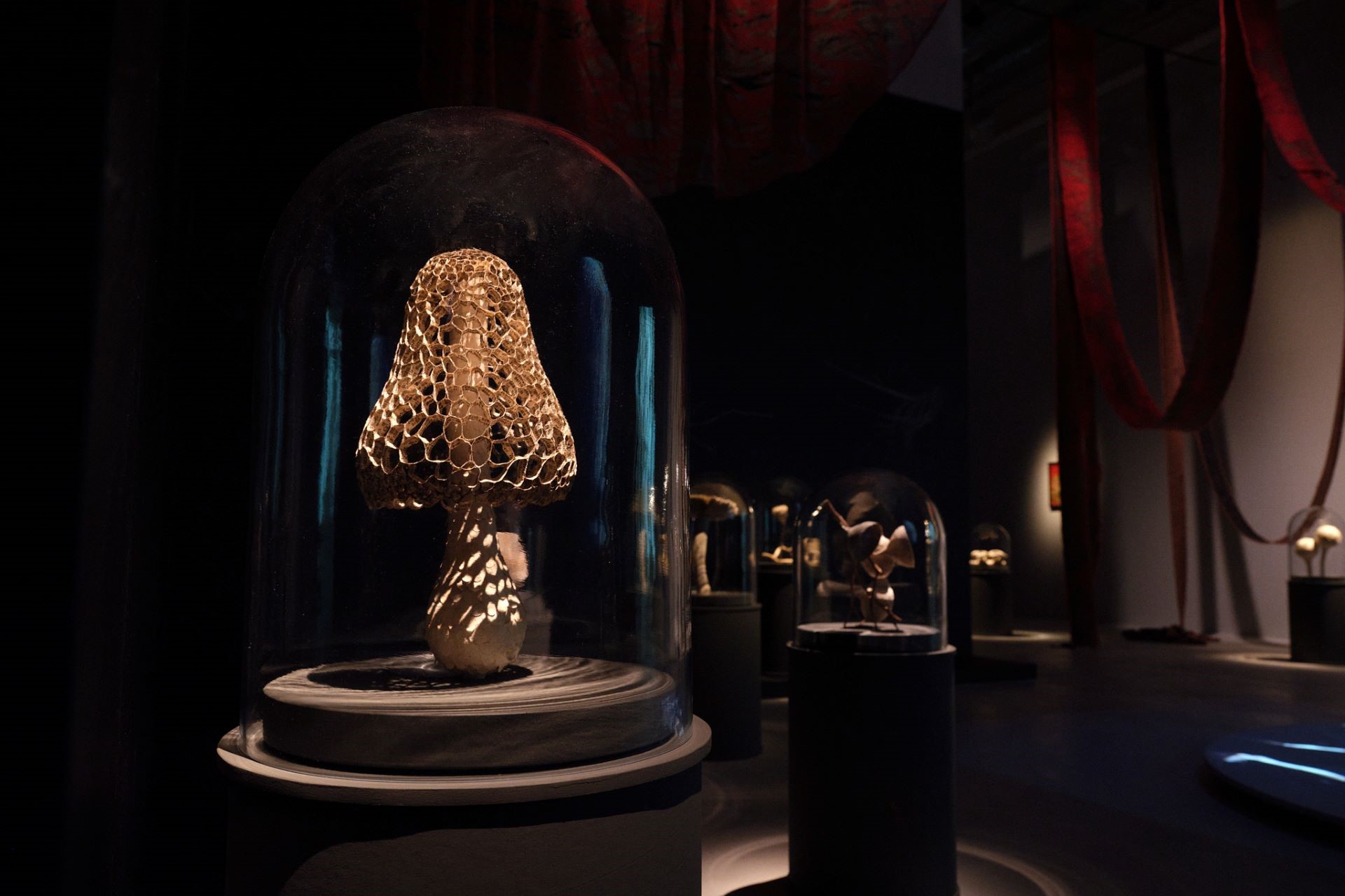 Skulptur i papper från utställningen "Från frö till förfall" på Västerås Konstmuseum