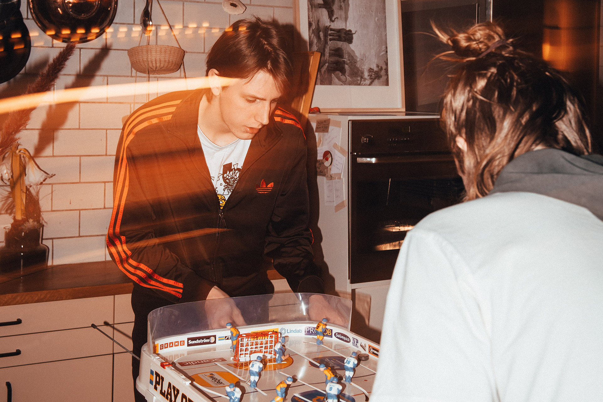 Två personer spelar hockeyspel.