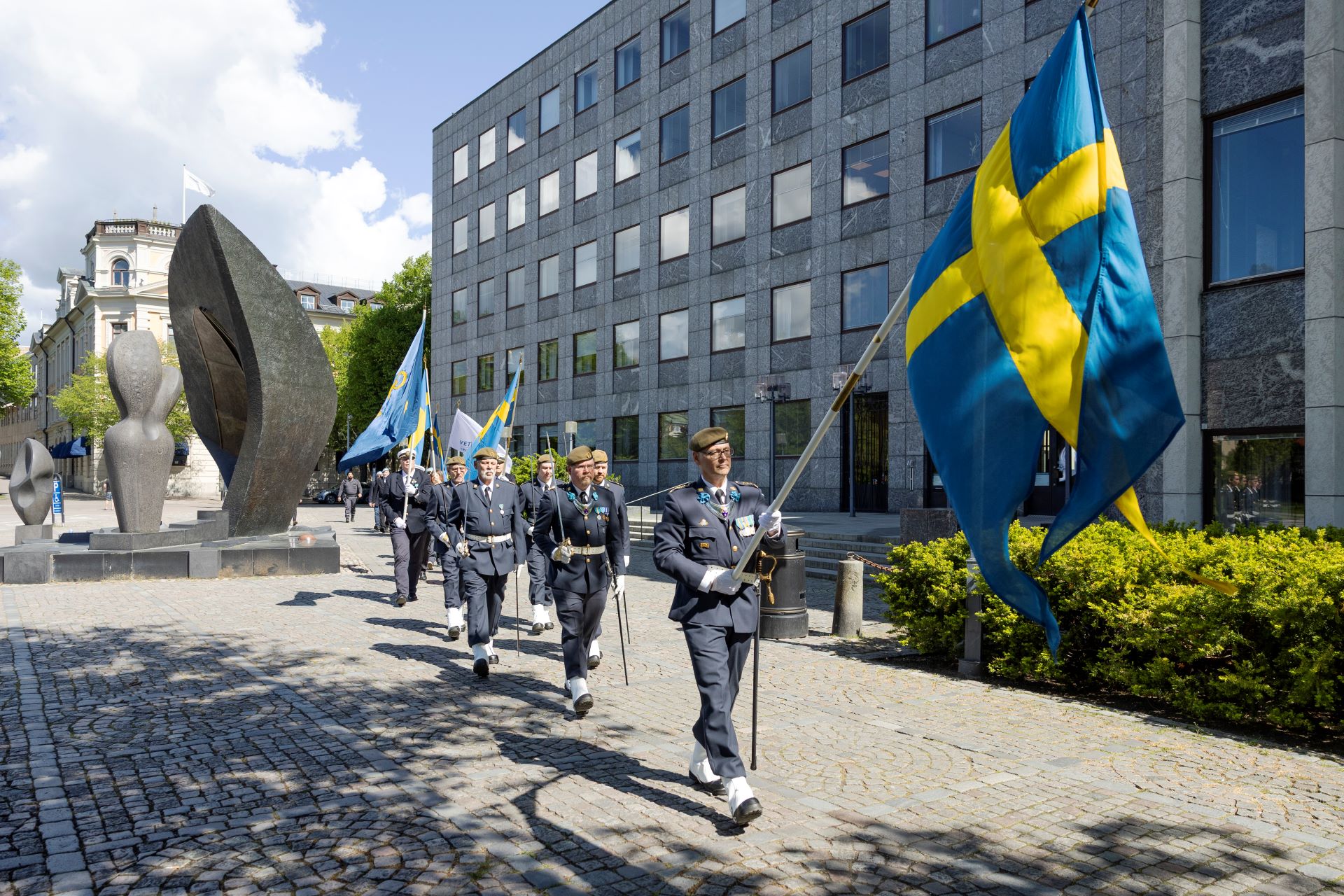 Parad av veteraner utanför Västerås stadshus