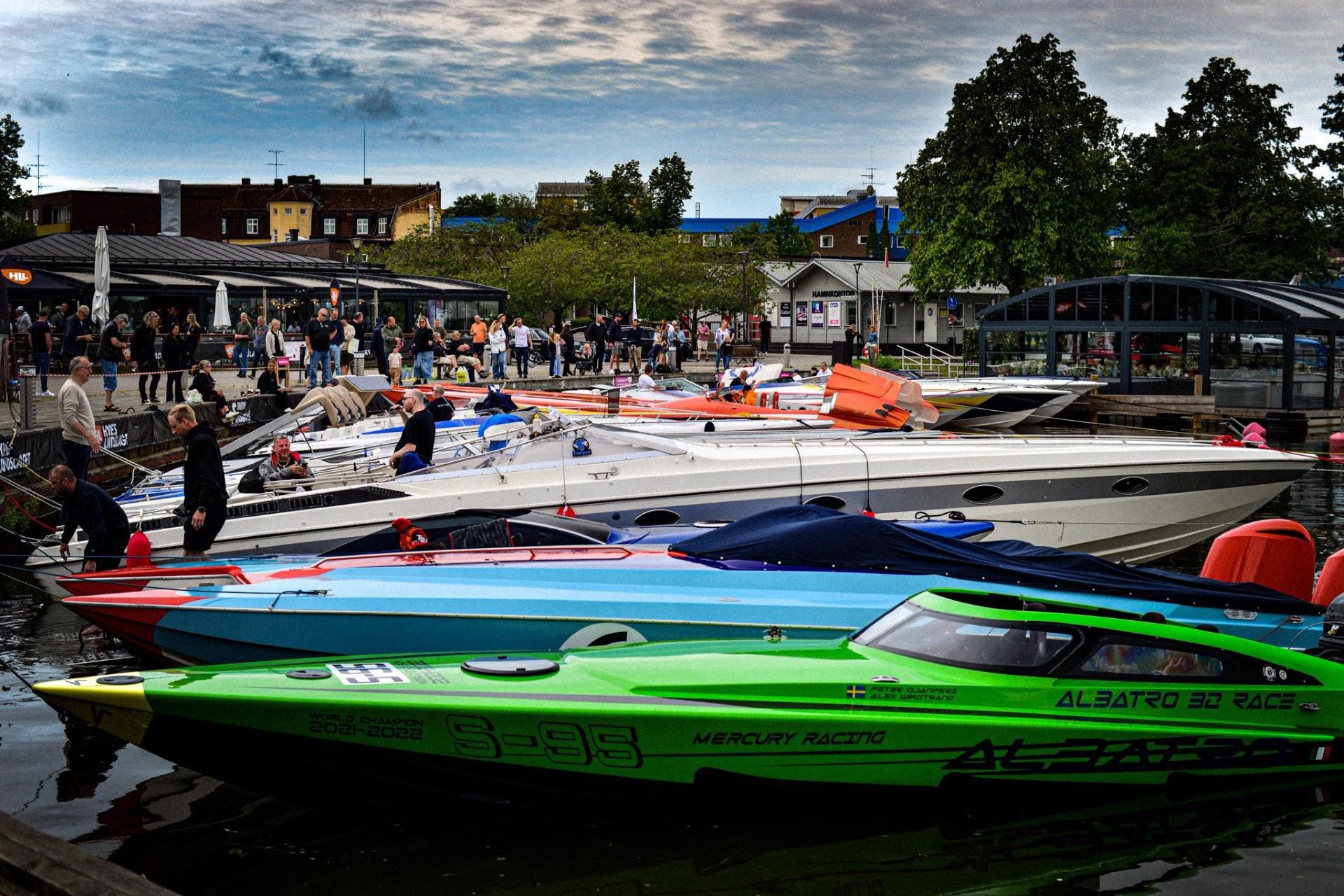 Färgglada motorbåtar i hamnen.