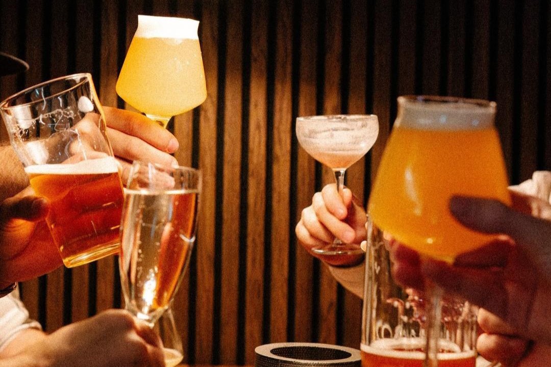 Flertalet glas som skålar med varandra på Bar Lokal.