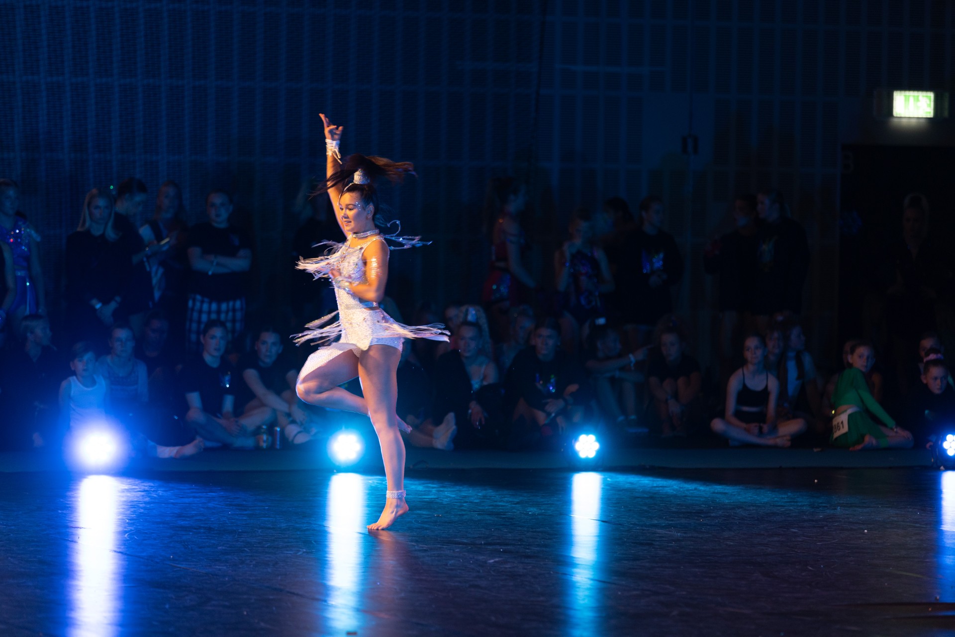 Person som gör en piruett på ett dansgolv under dans SM