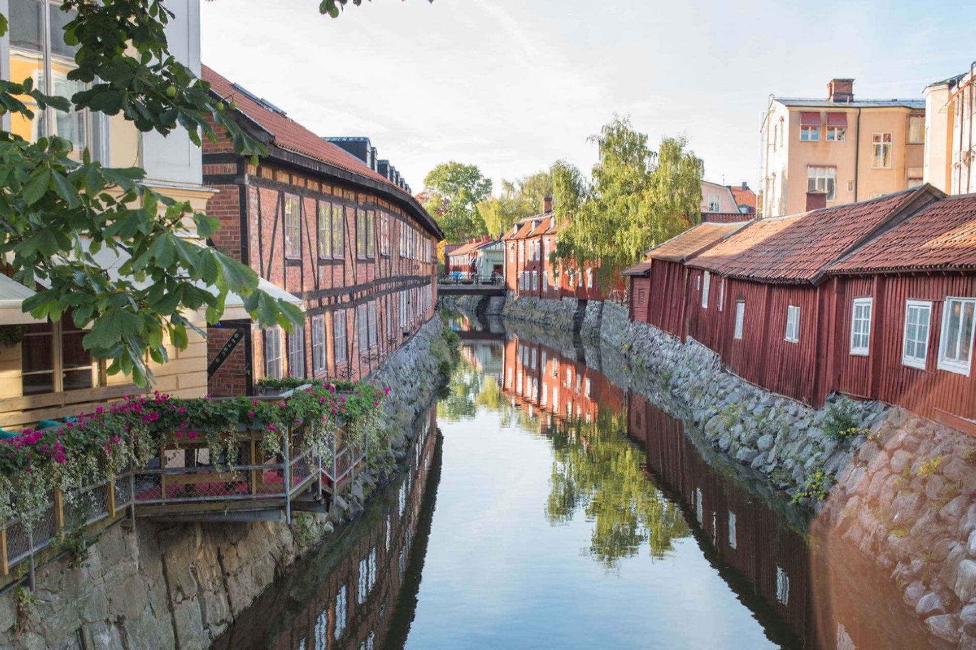 Svartån med NOMs uteservering till vänster.