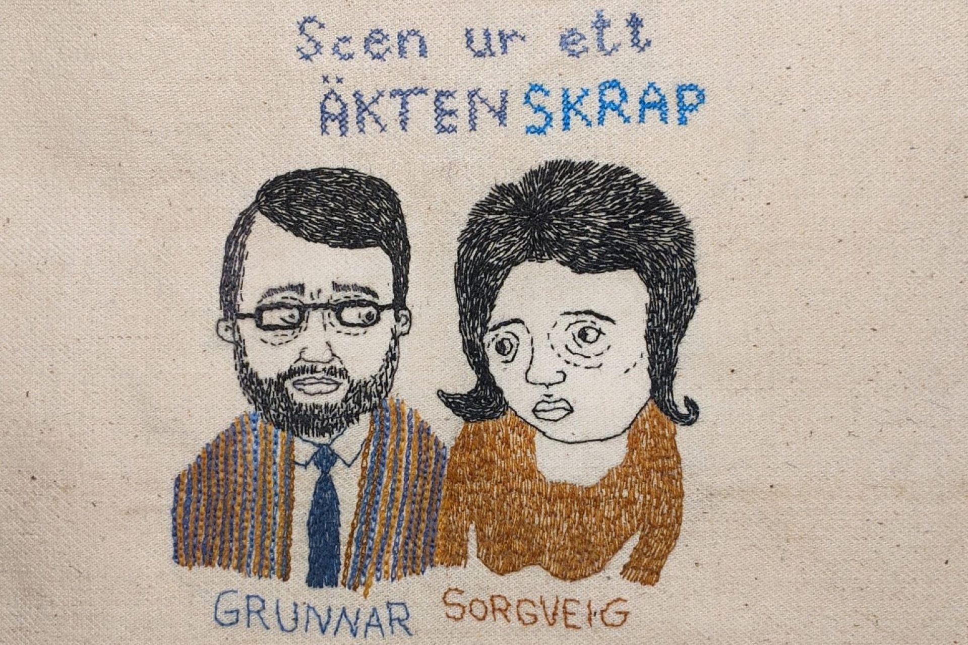 Äktenskrapet av Lotta Sjöberg. Broderad bild av en man och en kvinna där det står "Scen ur en äktenskrap" ovanför dem och "Grunnar" och "Sorgveig" under dem.