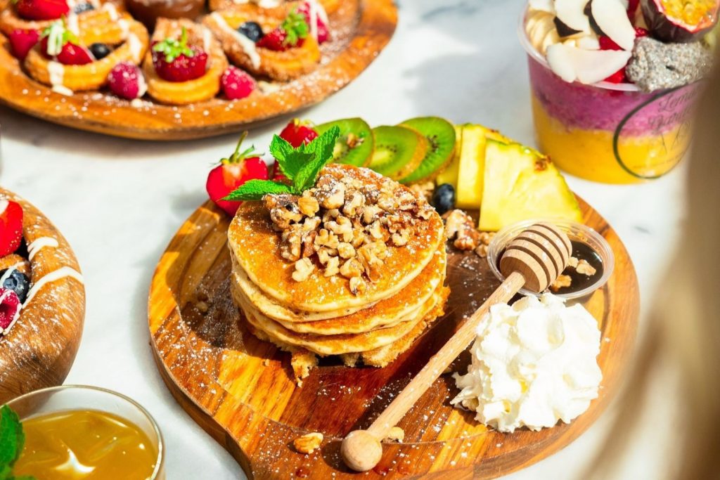 Uppdukade träfat med pannkaksbrunch på Lemon Garden.