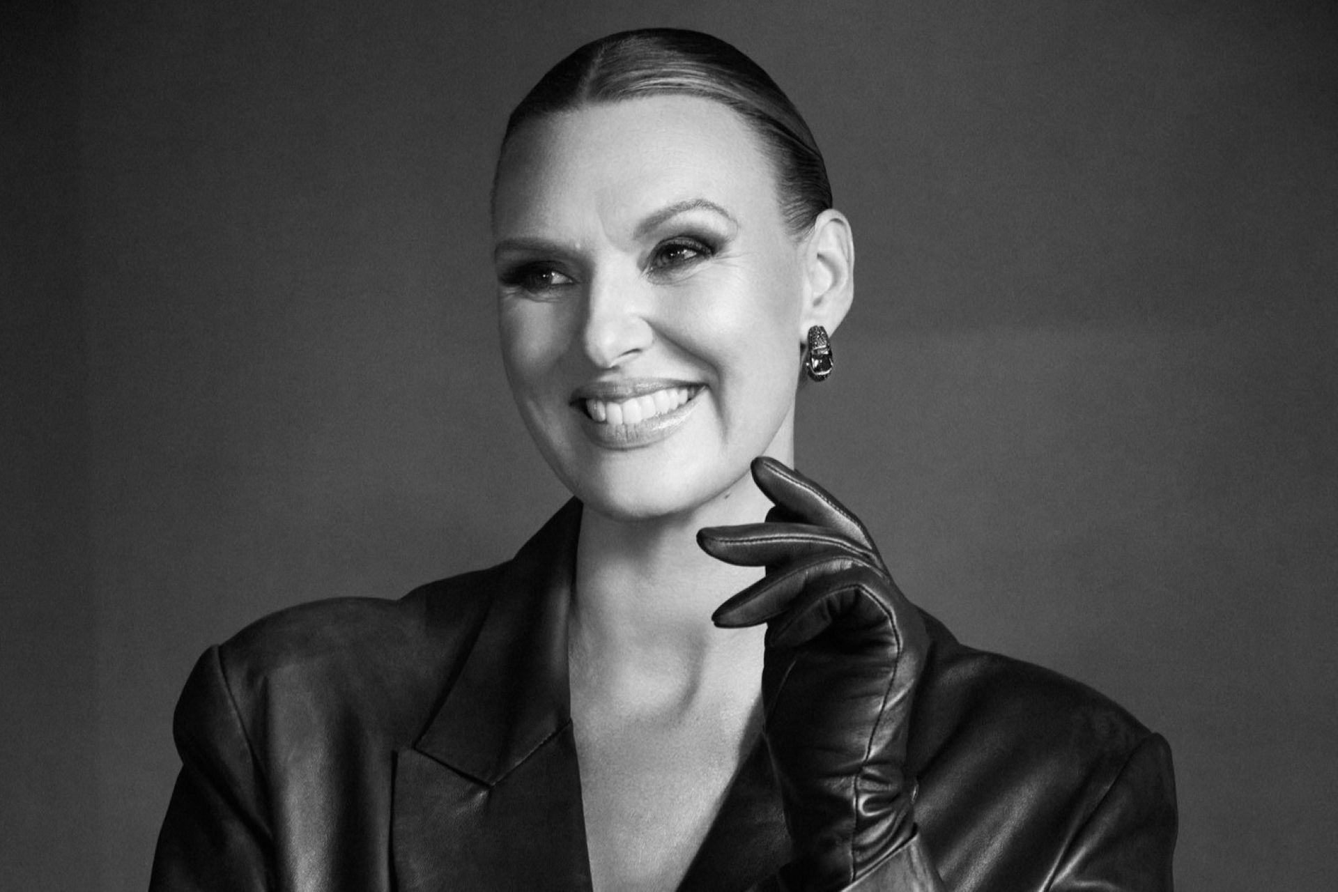 Svartvit bild på Sanna Nielsen.