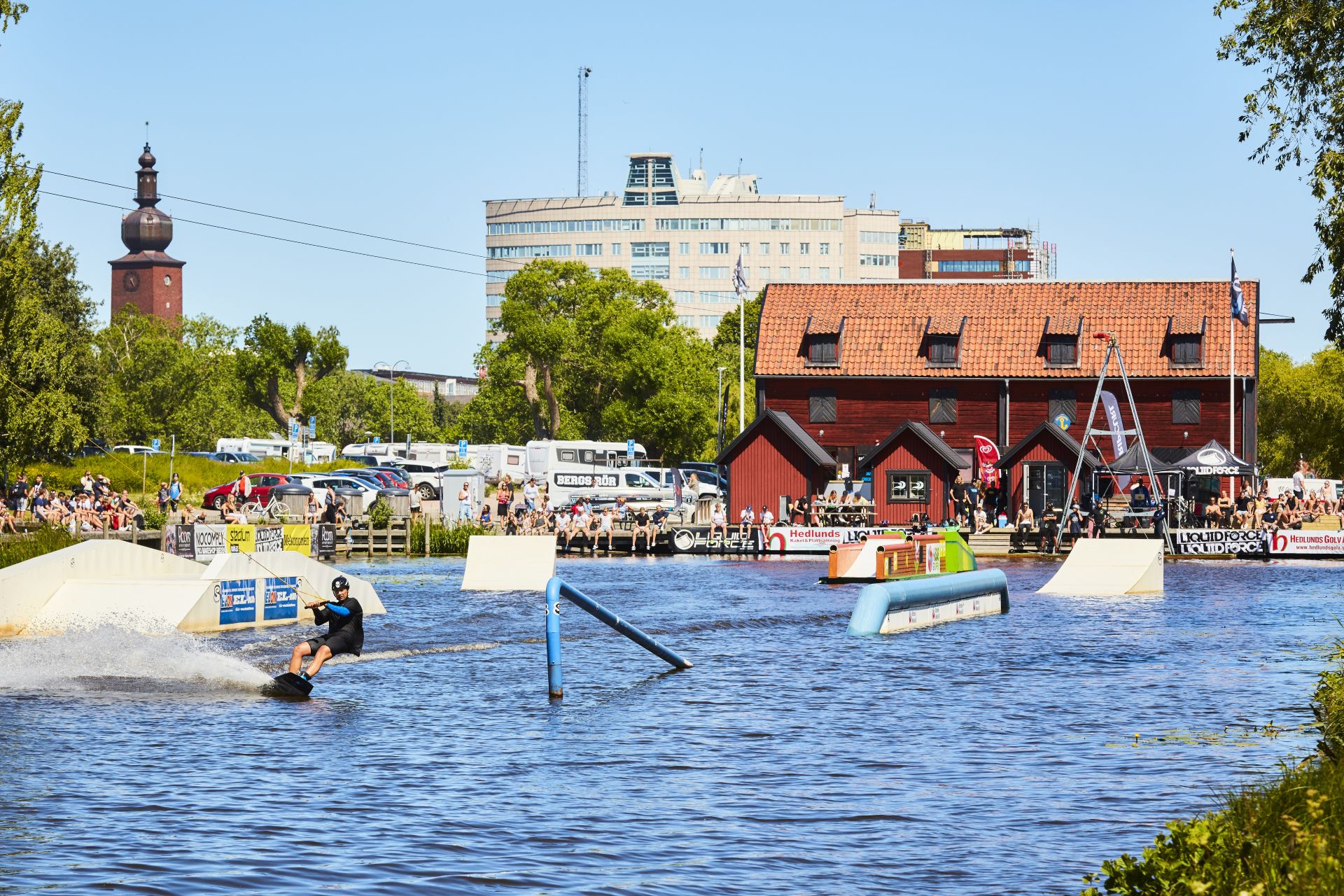 Somrig bild på Västerås Wake Park.