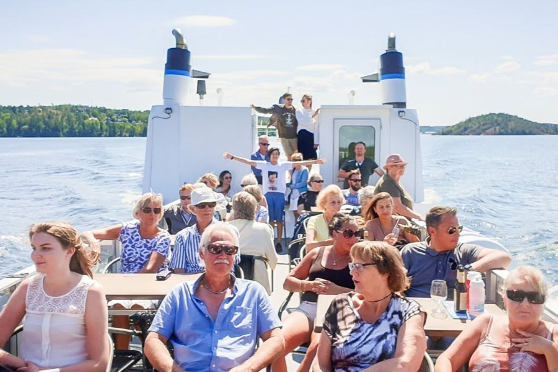Fult med människor en solig dag på M/s Havsörnen ute på Mälaren.