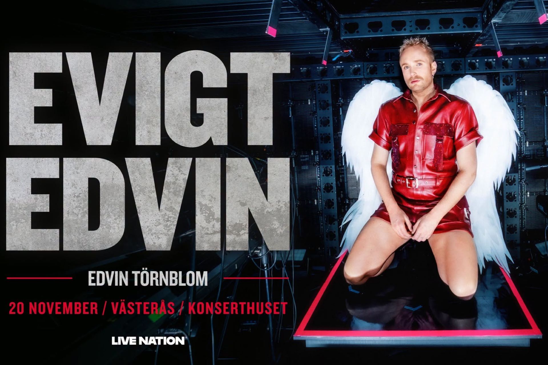Pressbild för Evigt Edvin där Edvin sitter på knä iklädd en kort röd jumpsuit och har stora, vita vingar på ryggen.
