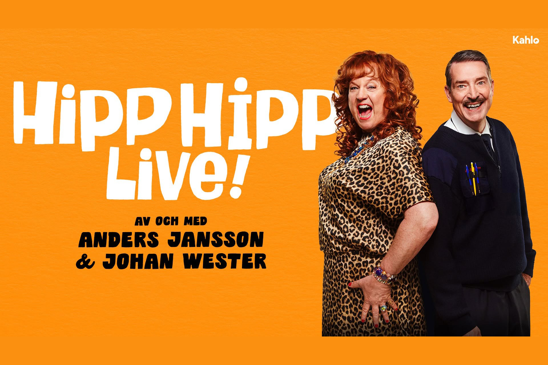 Orange pressbild för HippHipp Live! med Anders Jansson och Johan Wester.
