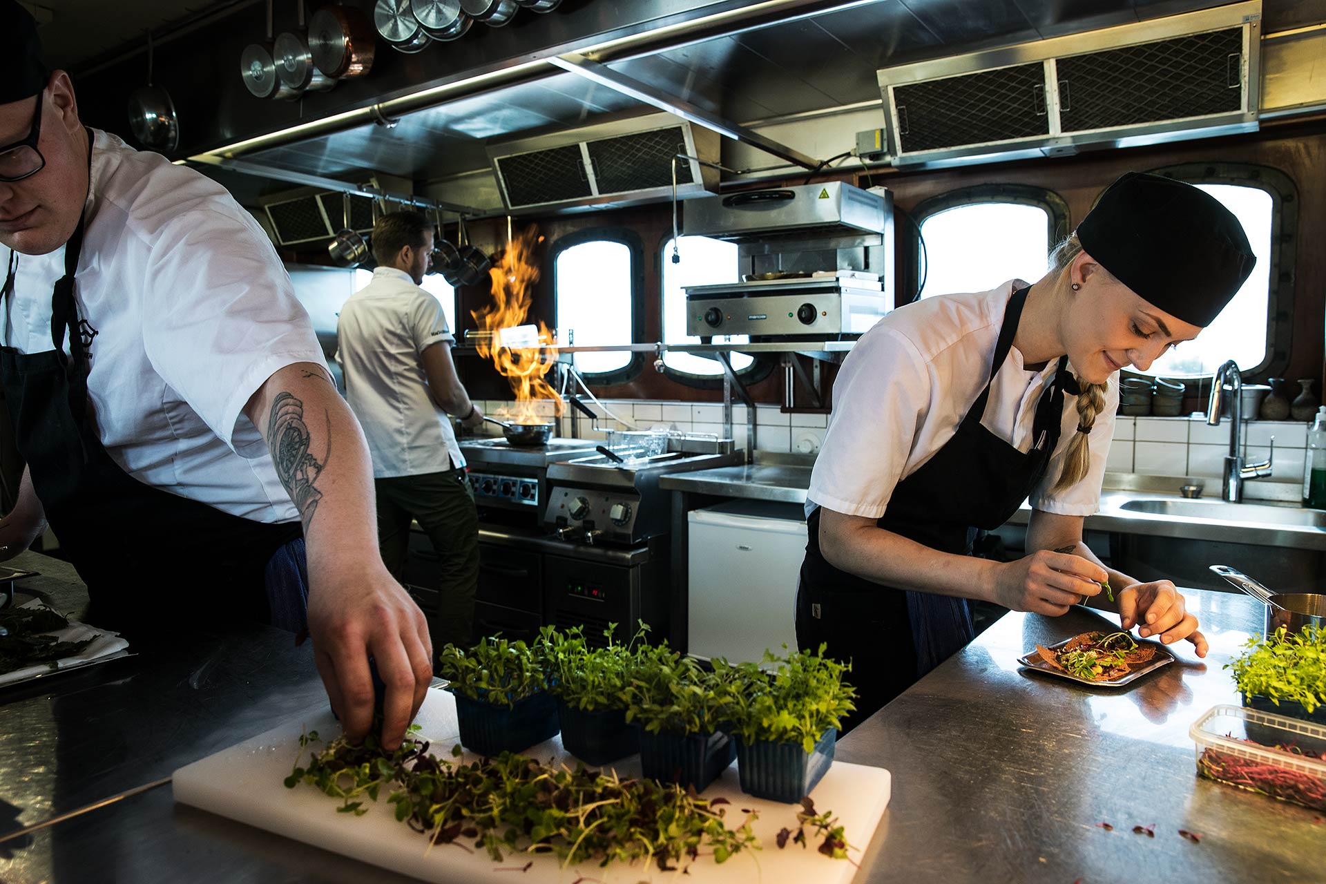 Kockar på Pråmen i Västerås tillagar mat. Fotograf: Pressbild Kockar på Pråmen i Västerås tillagar mat. Fotograf: Pressbild